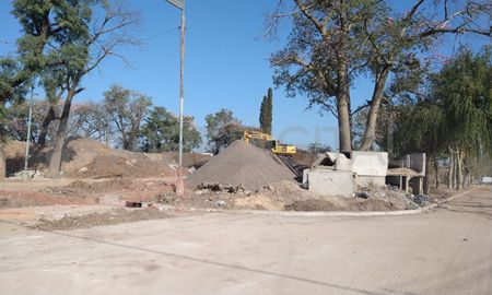 La plaza del barrio se utiliza como una especie de obrador La plaza del barrio se utiliza como una especie de obrador