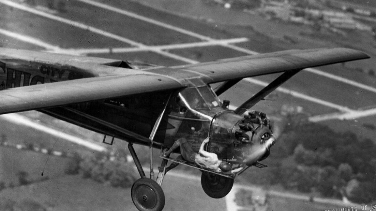 En distintas ocasiones, tanto John como Kenneth salían del cockpit (aunque generalmente era este último, foto) y se deslizaban sobre un soporte que se fijó en el fuselaje –desde la cabina hasta la nariz del avión–, para cambiar las bujías, reponer el aceite y ajustar los pernos del motor. En distintas ocasiones, tanto John como Kenneth salían del cockpit (aunque generalmente era este último, foto) y se deslizaban sobre un soporte que se fijó en el fuselaje –desde la cabina hasta la nariz del avión–, para cambiar las bujías, reponer el aceite y ajustar los pernos del motor.