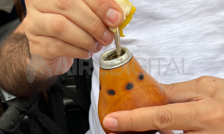 En un bar de Souq Waqif, en Doha, al mate lo traen con bombilla y una tetera con agua caliente. En un bar de Souq Waqif, en Doha, al mate lo traen con bombilla y una tetera con agua caliente.