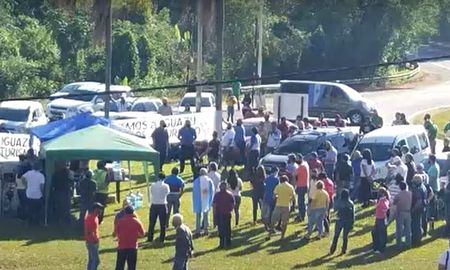 Manifestación en Puerto Iguazú por la reapertura de los pasos a Brasil y Paraguay. Manifestación en Puerto Iguazú por la reapertura de los pasos a Brasil y Paraguay.