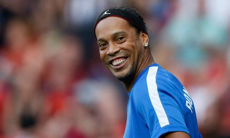 Ronaldinho pasó su tercera noche detenido en Paraguay luego de ser apresado el viernes pasado. El fin de semana la jueza confirmó que el exfutbolista y su hermano continuarán con prisión preventiva. Ronaldinho pasó su tercera noche detenido en Paraguay luego de ser apresado el viernes pasado. El fin de semana la jueza confirmó que el exfutbolista y su hermano continuarán con prisión preventiva.