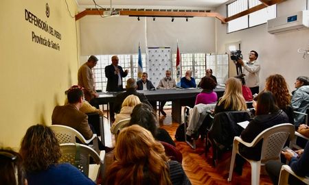 Gran concurrencia de vecinos y funcionarios en la Defensoría del Pueblo. Gran concurrencia de vecinos y funcionarios en la Defensoría del Pueblo.