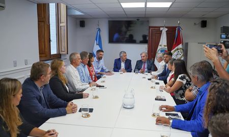 La foto que muchos buscaban. Gerardo Morales junto a distintas facciones de la Unión Cívica Radical y referentes del Partido Socialista. La foto que muchos buscaban. Gerardo Morales junto a distintas facciones de la Unión Cívica Radical y referentes del Partido Socialista.