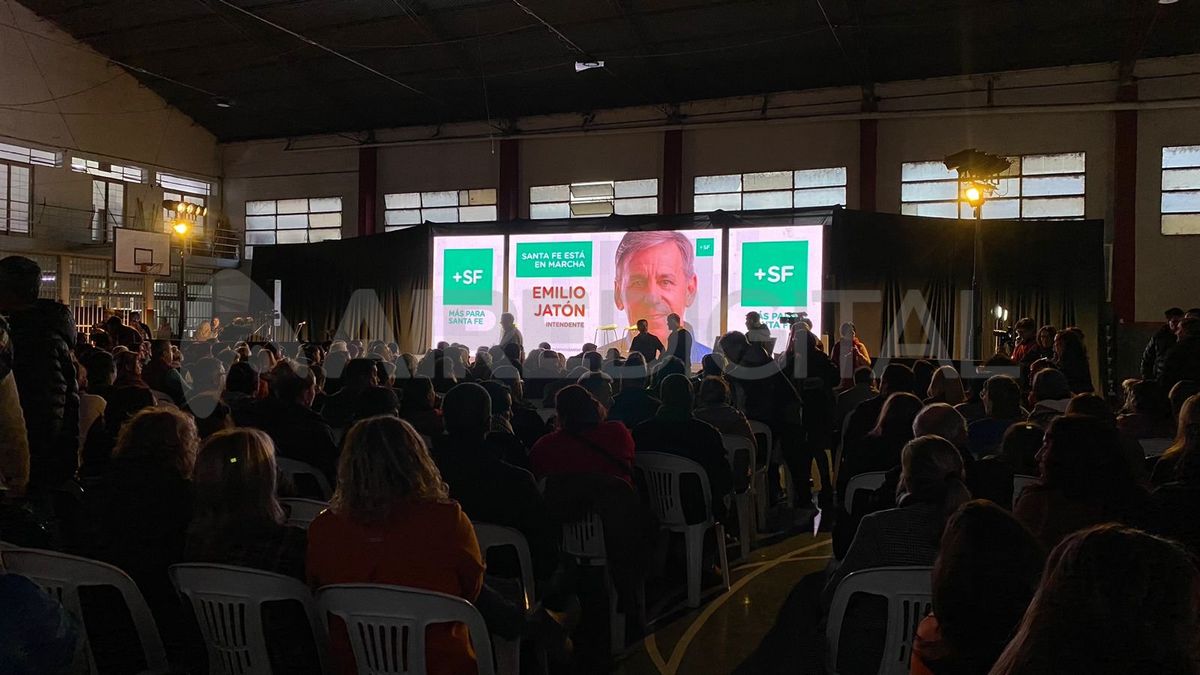 La presentación del equipo de Emilio Jatón se hizo en el club Rivadavia Junior ante más de mil personas. La presentación del equipo de Emilio Jatón se hizo en el club Rivadavia Junior ante más de mil personas.