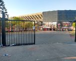 Un grupo de personas descalzó el portón de entrada al estadio Brigadier López de Colón. Un grupo de personas descalzó el portón de entrada al estadio Brigadier López de Colón.