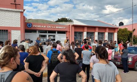 Reclamo. Los vecinos estuvieron en horas del mediodía en la puerta de la escuela. Reclamo. Los vecinos estuvieron en horas del mediodía en la puerta de la escuela.
