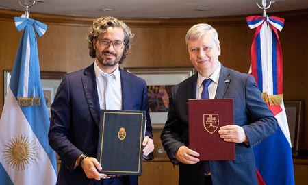 El canciller Santiago Cafiero recibió hoy al embajador eslovaco en Buenos Aires, Ratislav Hindicky. El canciller Santiago Cafiero recibió hoy al embajador eslovaco en Buenos Aires, Ratislav Hindicky.