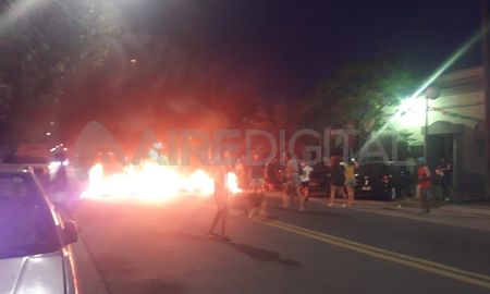 Un grupo de personas cortó el tránsito sobre avenida General Paz al 7300. Un grupo de personas cortó el tránsito sobre avenida General Paz al 7300.