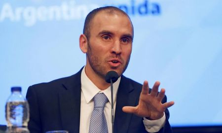 La apuesta de Guzmán para calmar al mercado: emisión de bonos atados al valor del dólar. La apuesta de Guzmán para calmar al mercado: emisión de bonos atados al valor del dólar.