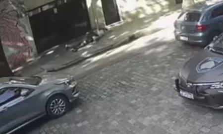 Violento robo en Colegiales: tres delincuentes asaltaron a una mujer, entraron a su casa y golpearon a su marido; uno fue detenido y dos permanecen prófugos. Violento robo en Colegiales: tres delincuentes asaltaron a una mujer, entraron a su casa y golpearon a su marido; uno fue detenido y dos permanecen prófugos.