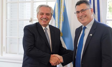 Los representantes de ambos países coincidieron en la importancia de continuar realizando los esfuerzos necesarios para conseguir que se juzgue a los culpables y así lograr justicia para las víctimas y para ambas naciones, añadió el comunicado de Presidencia de la Nación. Los representantes de ambos países coincidieron en la importancia de continuar realizando los esfuerzos necesarios para conseguir que se juzgue a los culpables y así lograr justicia para las víctimas y para ambas naciones, añadió el comunicado de Presidencia de la Nación.