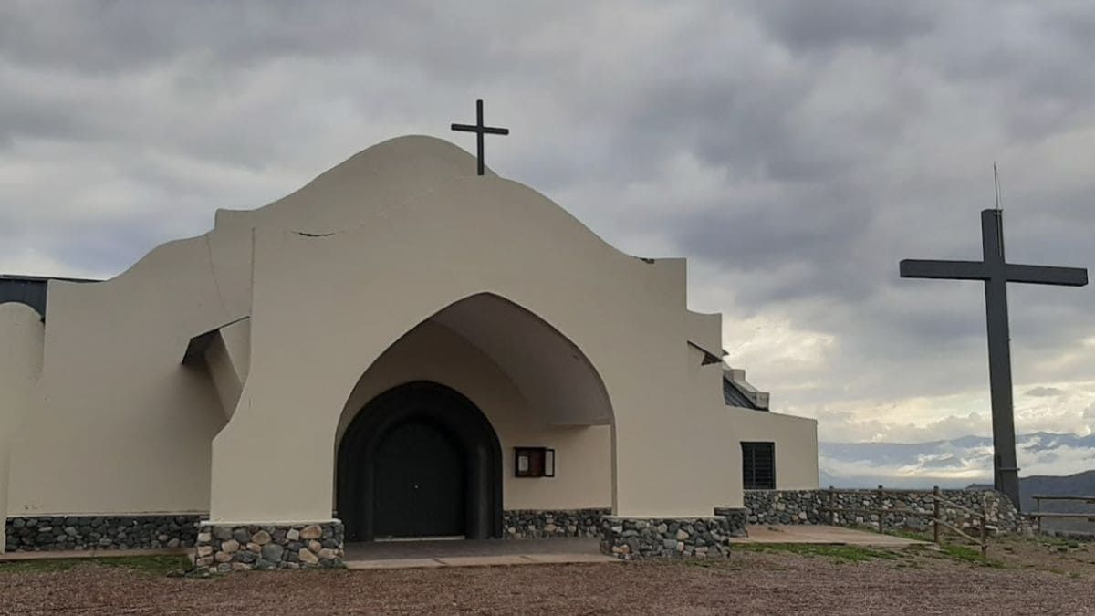 En lo alto de la localidad se encuentra la Parroquia San José de la Montaña. En lo alto de la localidad se encuentra la Parroquia San José de la Montaña.