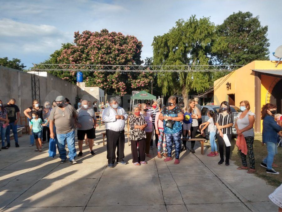 Los vecinos del barrio La Boca piden un camino asfaltado para que puedan entrar las ambulancias, colectivos y la policía al barrio. Aseguran que están aislados de la ciudad y que es urgente que se realice la obra. visibili