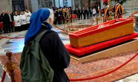 La monja que lloró junto al ataúd de Francisco tiene una historia cercana a la Argentina La monja que lloró junto al ataúd de Francisco tiene una historia cercana a la Argentina
