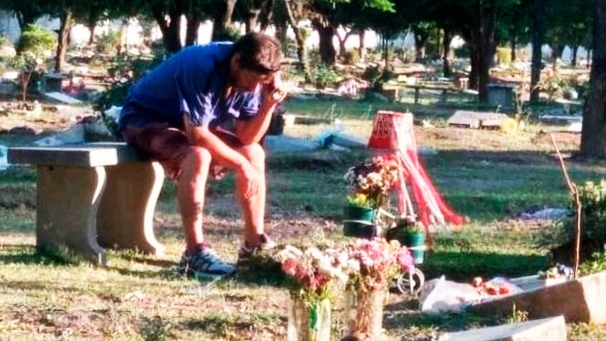 Una foto que trasmite mucha tristeza y sobre todo amor. Es la de un papá escuchando el relato del Santo junto a la tumba de su hijo que perdió su vida años atrás en una ruta siguiendo al equipo de sus amores