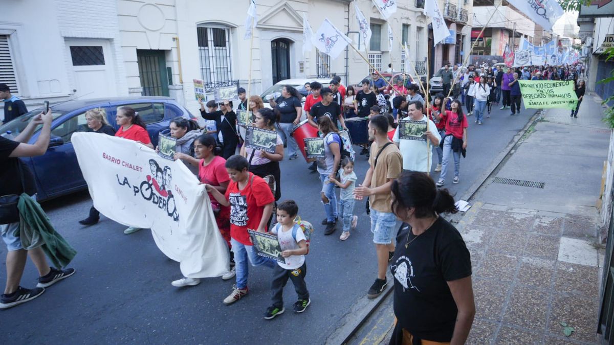 Este jueves se realizó una primera reunión organizativa encabezada por inundados e inundadas, quienes, como es habitual, iniciaron una serie de asambleas previas para definir las actividades que se desarrollarán ese día en la Plaza 25 de Mayo. Este jueves se realizó una primera reunión organizativa encabezada por inundados e inundadas, quienes, como es habitual, iniciaron una serie de asambleas previas para definir las actividades que se desarrollarán ese día en la Plaza 25 de Mayo.