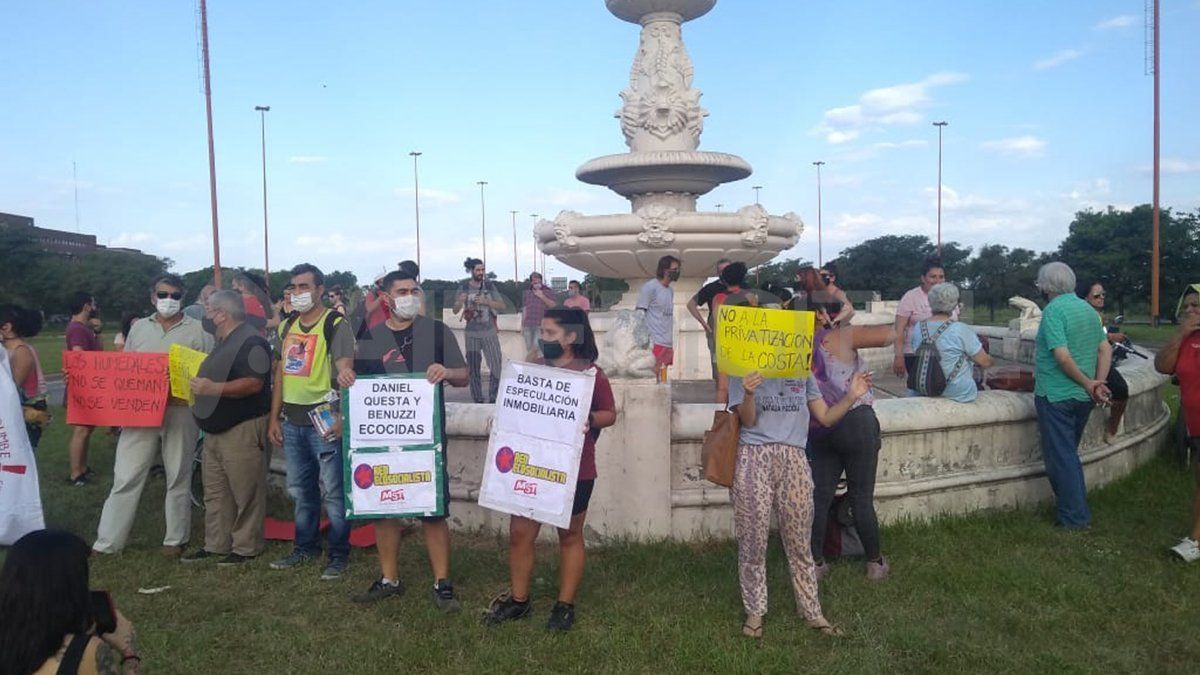 Vecinos y miembros de la Coordinadora de la Costa se manifestaron en alrededores de la Fuente de la Cordialidad.&nbsp;