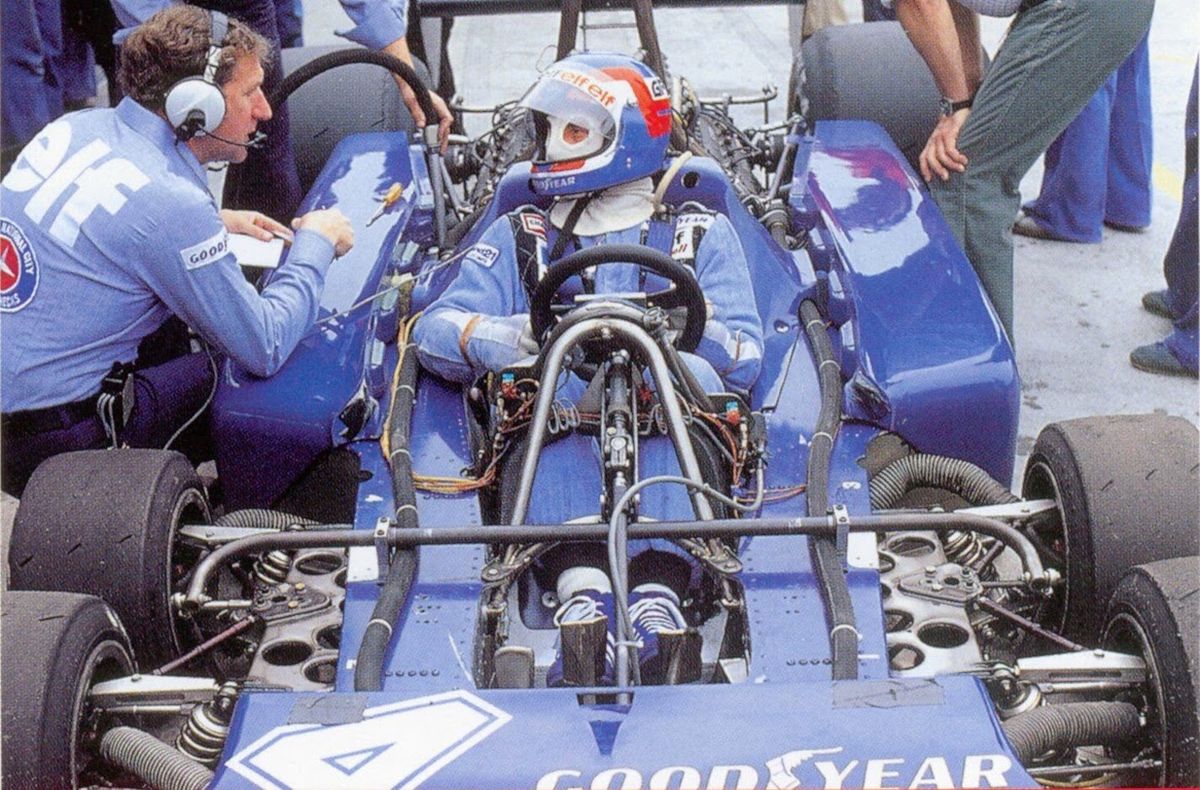 Durante los entrenamientos del GP de Alemania de 1977, en Hockenheim, Patrick Depailler habla con Derek Gardner. Nótese la complejidad del diseño de la dirección, las suspensiones y los frenos delanteros del P34B. En esta carrera, el francés abandonaría por una falla en su motor.