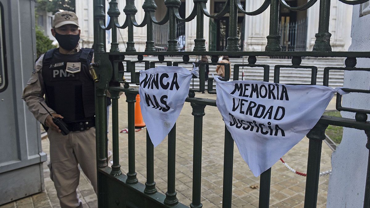 Miembros de agrupaciones de derechos humanos estuvieron en las afueras del Tribunal Oral Federal