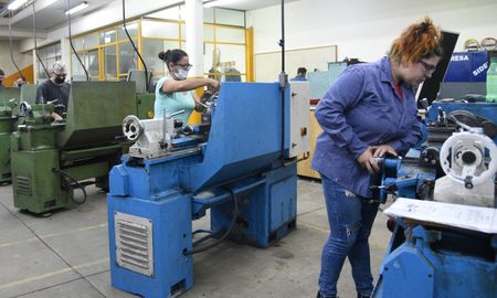 El total de inscriptos a los cursos de capacitación laboral superó las 10.600 personas distribuidas en 90 localidades. El total de inscriptos a los cursos de capacitación laboral superó las 10.600 personas distribuidas en 90 localidades.