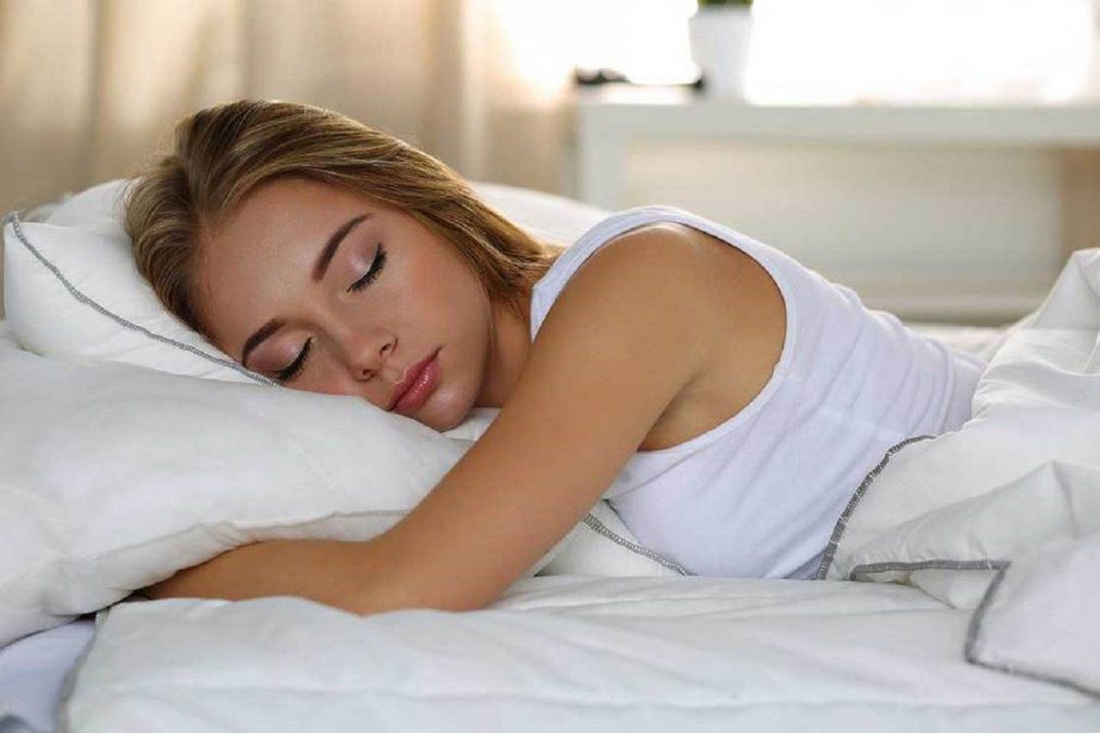 Video viral: doctor reveló los mejores trucos para dormir bien.