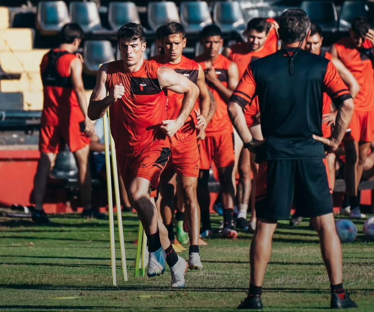 Arcando entrenando en el Brigadier López junto con sus compañeros. Arcando entrenando en el Brigadier López junto con sus compañeros.