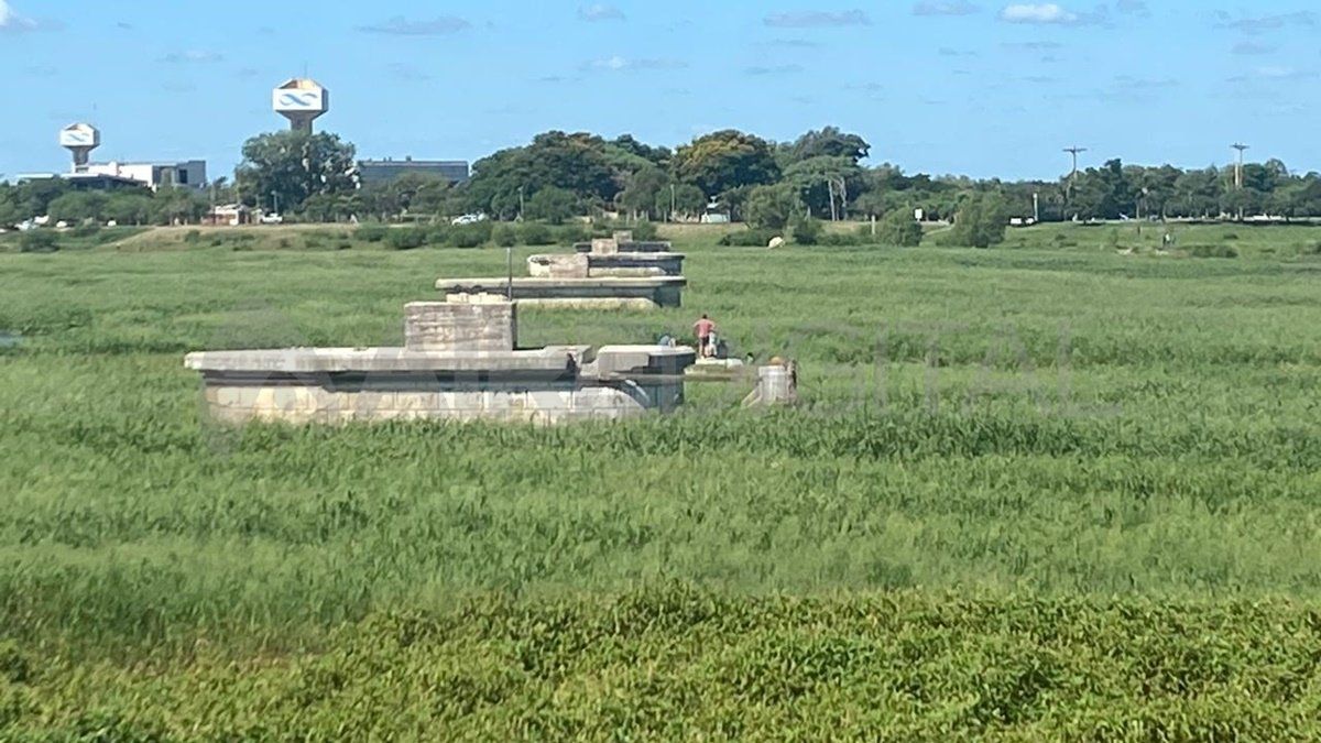 Santafesinos autoconvocados estuvieron este sábado en inmediaciones de los antiguos pilotes ferroviarios sobre la laguna Setúbal.&nbsp;
