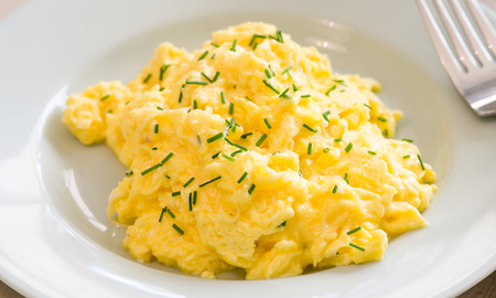 El truco para hacer huevos revueltos cremosos. El truco para hacer huevos revueltos cremosos.