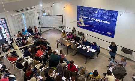 En la asamblea provincial, los maestros decidieron concretar tres paros: uno de 24 horas para este viernes y dos de 72 horas. En la asamblea provincial, los maestros decidieron concretar tres paros: uno de 24 horas para este viernes y dos de 72 horas.