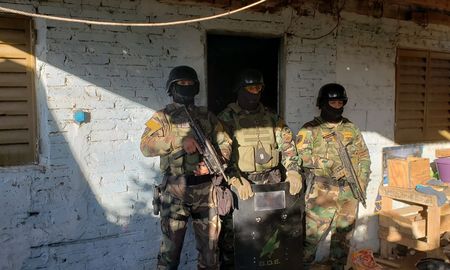 De los operativos participaron efectivos de la Comisaría 24, de la Guardia de Infantería y del Grupo de Operaciones Especiales. De los operativos participaron efectivos de la Comisaría 24, de la Guardia de Infantería y del Grupo de Operaciones Especiales.