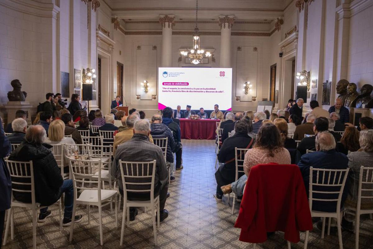 La jornada “Por el respeto, la convivencia y la paz en la pluralidad: Santa Fe, Provincia libre de discriminación y discursos de odio” se realizó en la Legislatura Provincial. La jornada “Por el respeto, la convivencia y la paz en la pluralidad: Santa Fe, Provincia libre de discriminación y discursos de odio” se realizó en la Legislatura Provincial.