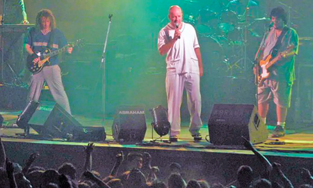 El 12 de abril del 2003, el joven fue aplastado por una avalancha humana en el estadio cubierto de Pacífico, durante un recital de la Bersuit Vergarabat. El 12 de abril del 2003, el joven fue aplastado por una avalancha humana en el estadio cubierto de Pacífico, durante un recital de la Bersuit Vergarabat.