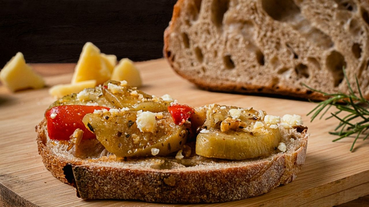 Transformá tus sándwiches y carnes con esta deliciosa receta de berenjenas en escabeche. Transformá tus sándwiches y carnes con esta deliciosa receta de berenjenas en escabeche.