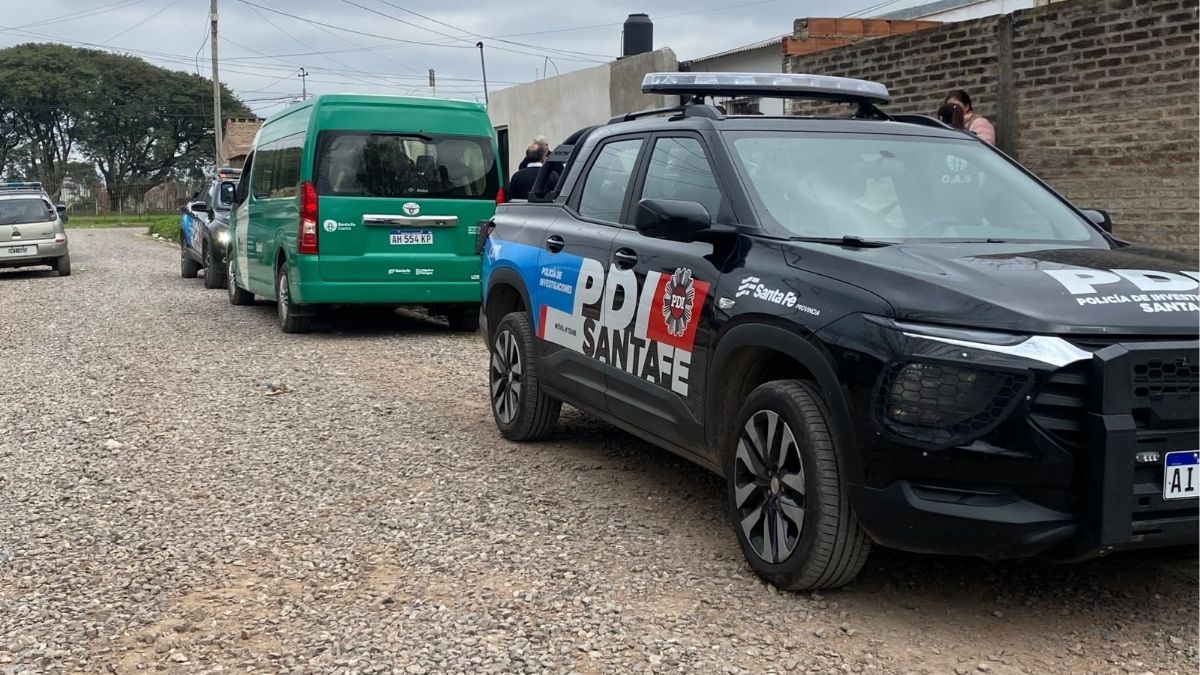 Dos asistentes sociales de la Dirección de Acción Social de la Municipalidad de Santa Fe trabajan por estas horas en el hogar de tránsito clandestino que se incendió este miércoles por la mañana.