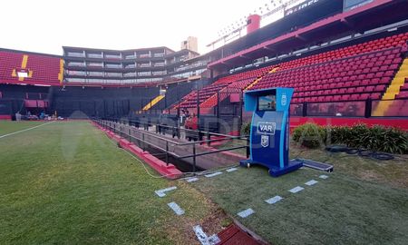 La cabina del VAR ya fue instalada en la cancha del Club Atlético Colón, donde intervendrá este jueves en el partido ante Aldosivi, por la Copa de la Liga. La cabina del VAR ya fue instalada en la cancha del Club Atlético Colón, donde intervendrá este jueves en el partido ante Aldosivi, por la Copa de la Liga.