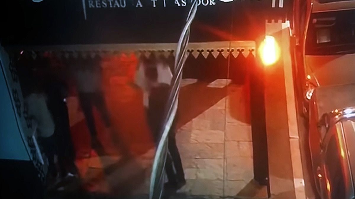 En el video que muestra a los rugbiers luego del ataque se observa a un joven vestido todo de negro