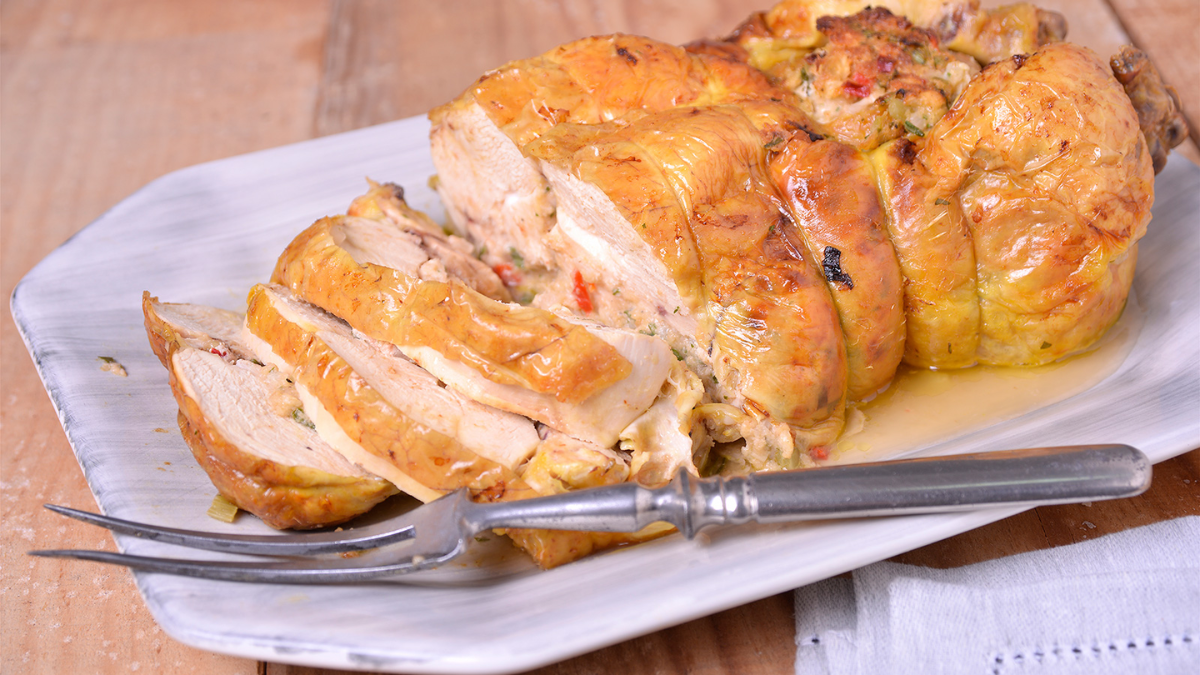 Pollo relleno en 4 simples pasos: la receta fácil para disfrutar de un plato frío en Navidad
