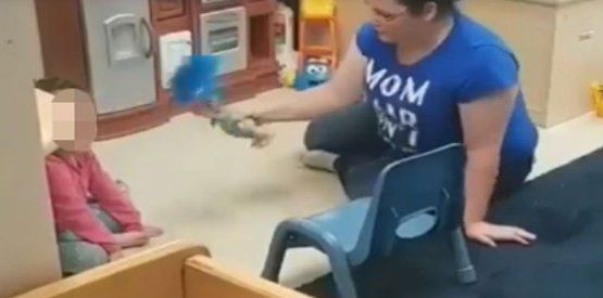 Dos niñeras traumaron a una nena de 2 años con una diabólica muñeca