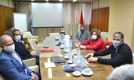 Los ministros de Econom&iacute;a, Walter Agosto; y de Infraestructura, Servicios P&uacute;blicos y H&aacute;bitat, Silvina Frana; mantuvieron nuevamente una reuni&oacute;n de trabajo con los representantes de las C&aacute;maras de la Construcci&oacute;n de Santa Fe y Rosario, Renato Franzoni y Pablo Nazar, respectivamente.