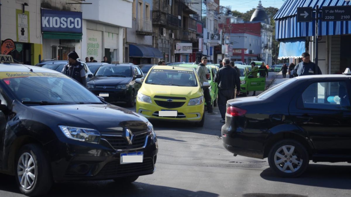 Taxistas y remiseros reclaman frente a la Municipalidad de Santa Fe.&nbsp;