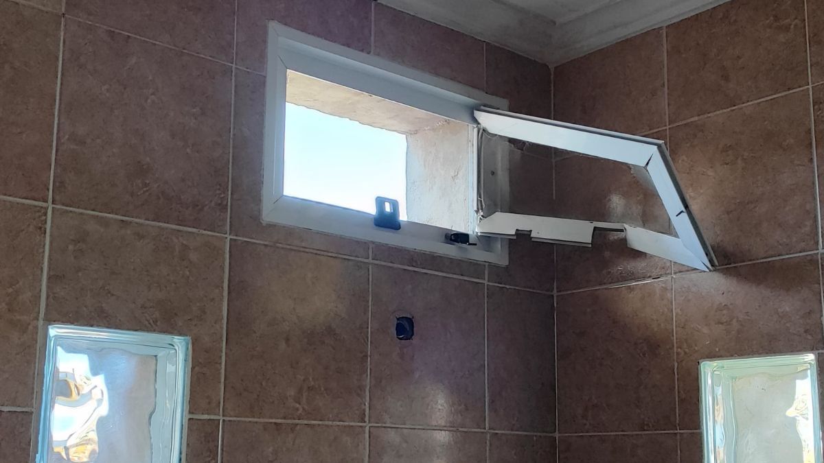 Los ladrones ingresaron por un ventiluz del baño. Los ladrones ingresaron por un ventiluz del baño.