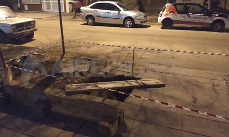El socavón fue señalizado y cruzado por una tabla para evitar accidentes hasta que sea reparado. El socavón fue señalizado y cruzado por una tabla para evitar accidentes hasta que sea reparado.