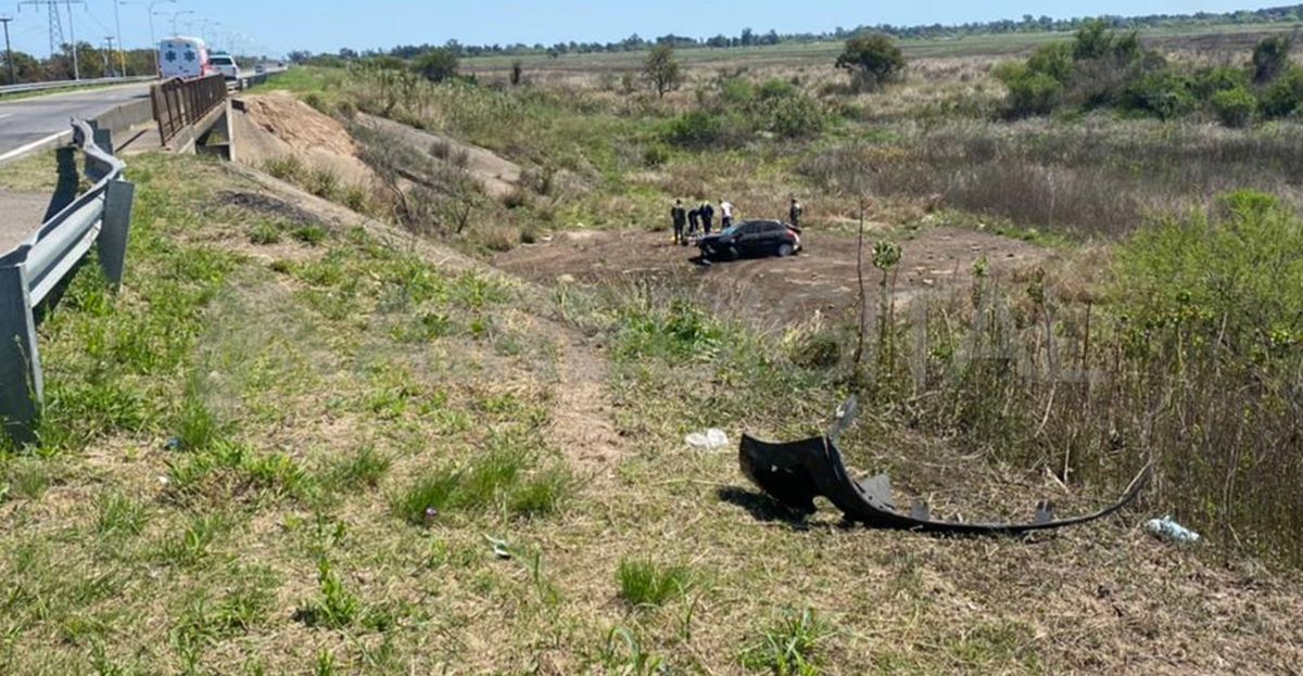 Los ocupantes del coche lograron salvarse tras el fuerte impacto.&nbsp;