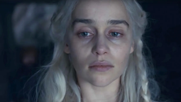 El rostro de Daenerys en Game of Thrones refleja ese momento donde el dolor ya no se expresa con palabras sino que se procesa en un silencio absoluto y devastador.