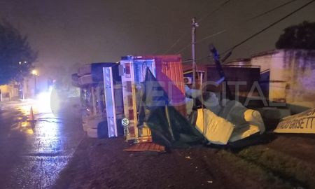 El acoplado del camión quedó volcado sobre la Ruta 11, a la altura de la curva de Recreo. El acoplado del camión quedó volcado sobre la Ruta 11, a la altura de la curva de Recreo.
