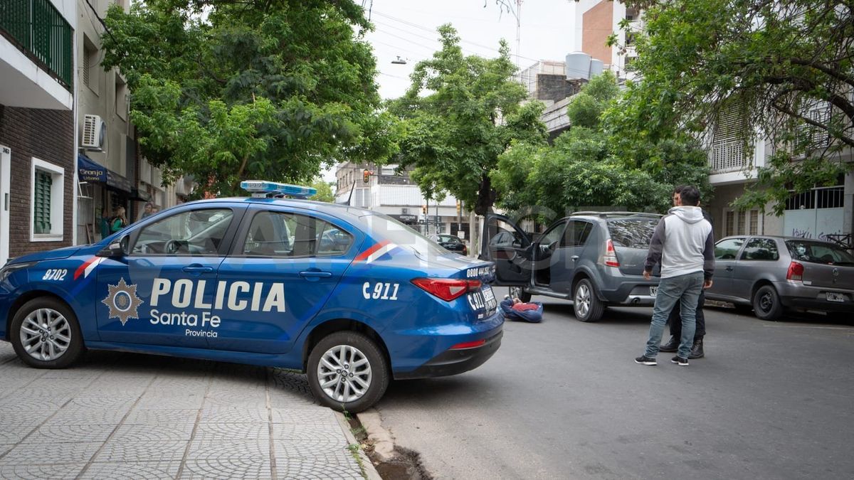 Ante la mirada atónita de los vecinos del barrio Constituyentes, la policía detuvo a cuatro ladrones.