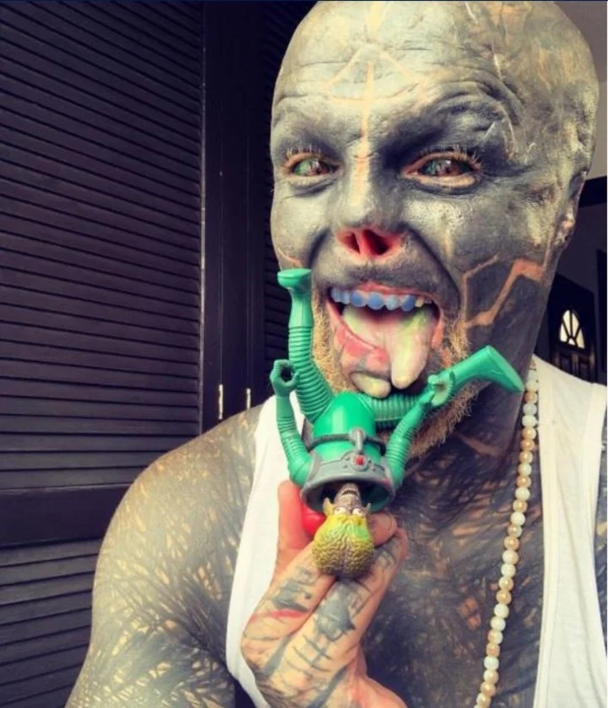 Ya tiene la lengua bífida y verde, implantes bajo la piel, tatuajes, nariz y orejas cortadas, dientes afilados y medio labio superior extirpado, e incluso se ha amputado algunos dedos (Instagram).