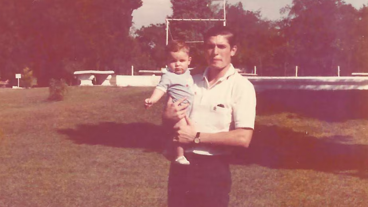 Santiago Martella era apenas un bebé de menos de un año cuando su padre llegó a Malvinas. Santiago Martella era apenas un bebé de menos de un año cuando su padre llegó a Malvinas.