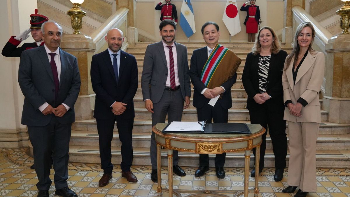 En el encuentro, llevado a cabo en la sede de Gobierno en la ciudad de Rosario, participaron también el ministro de Desarrollo Productivo, Gustavo Puccini; la ministra de Salud, Silvina Ciancio; la secretaria de Comercio Exterior, Georgina Losada; y el secretario de Relaciones Internacionales, Claudio Díaz. En el encuentro, llevado a cabo en la sede de Gobierno en la ciudad de Rosario, participaron también el ministro de Desarrollo Productivo, Gustavo Puccini; la ministra de Salud, Silvina Ciancio; la secretaria de Comercio Exterior, Georgina Losada; y el secretario de Relaciones Internacionales, Claudio Díaz. 