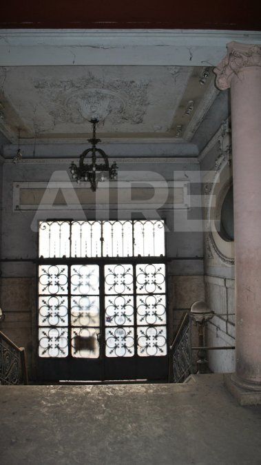 En 2020 se comenzaron a notar rasgos de circulación de personas en el interior del edificio ya que los vidrios de las aberturas fueron retirados. Los dueños confirmaron a Aire Digital que no se realizan tareas de mantenimiento. / Gentileza: Leopoldo Ferreira.